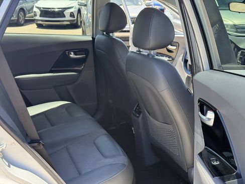 Used 2017 Kia Niro EX FWD image 6
