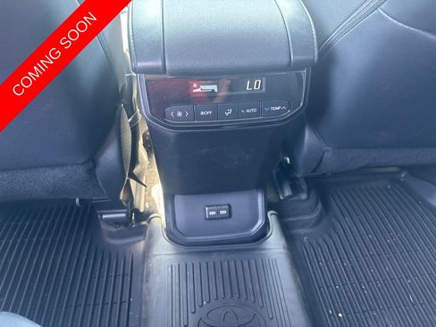 Used 2024 Toyota Highlander XLE FWD image 17