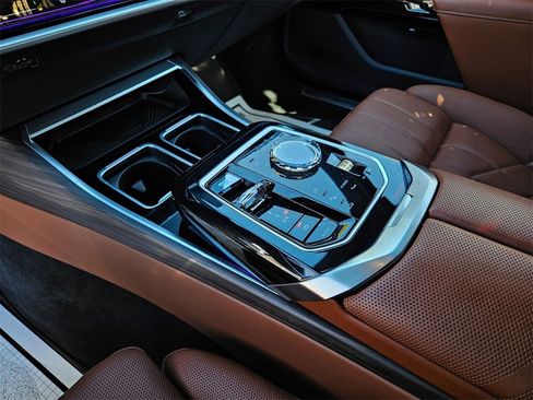 Used 2024 BMW i7 xDrive60 image 14