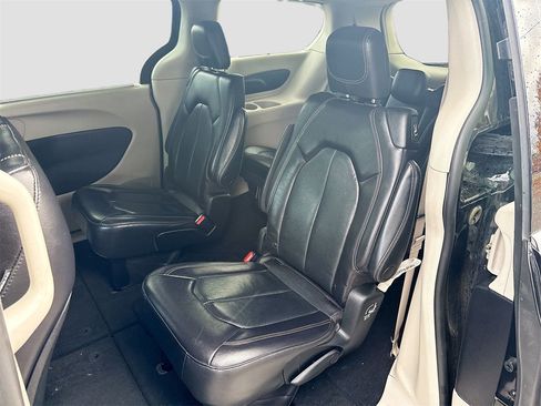 Used 2022 Chrysler Pacifica Touring-L image 23