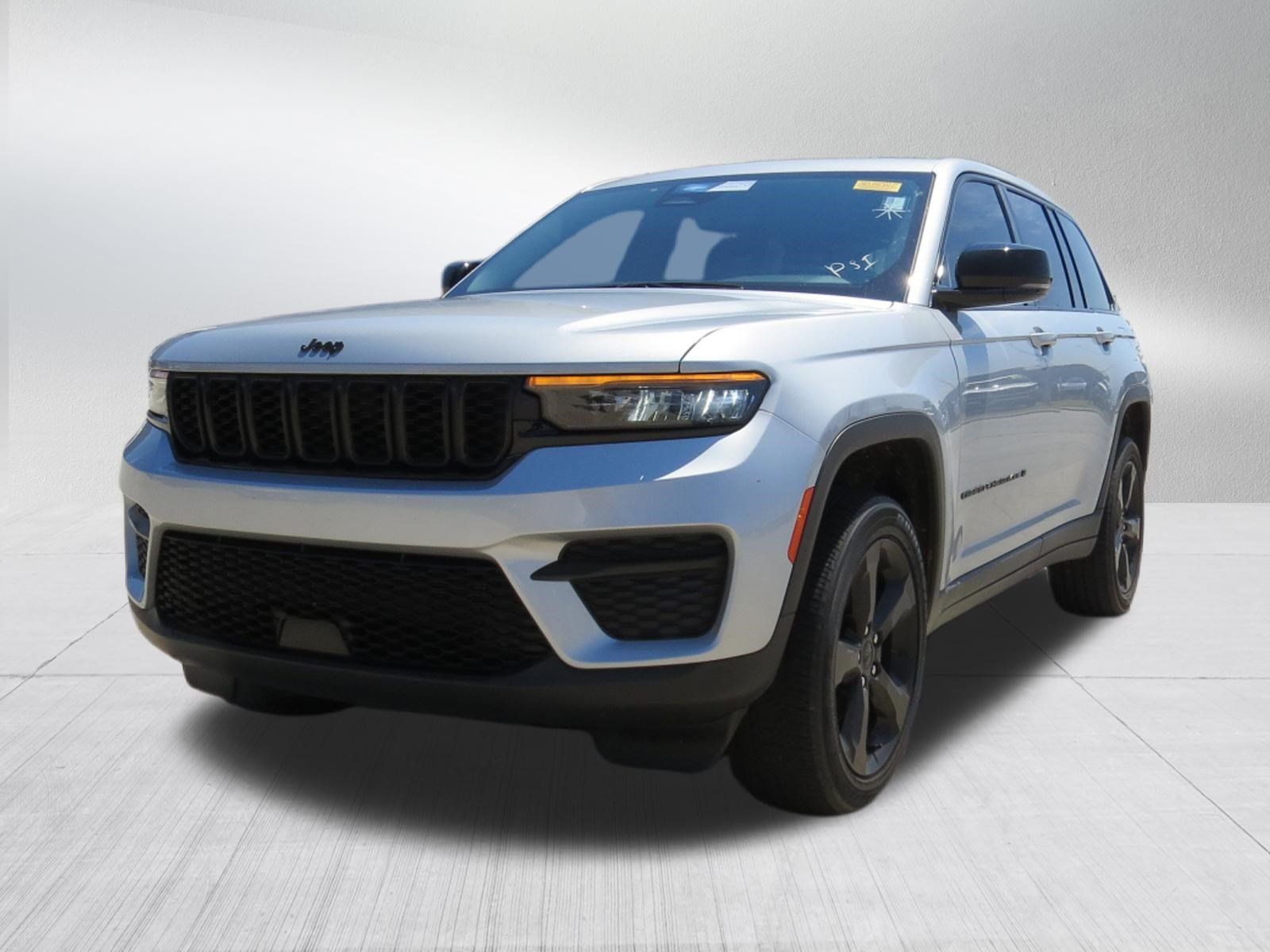 Used 2024 Jeep Grand Cherokee Altitude AWD/4WD image 7