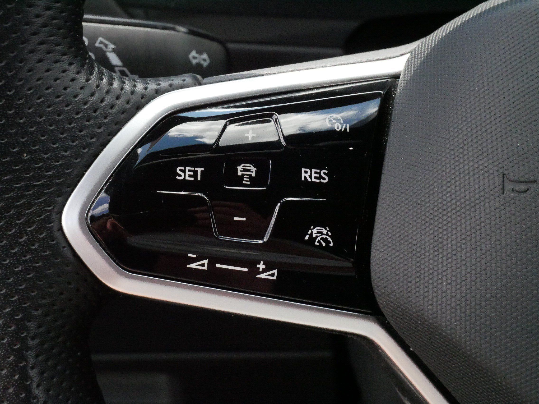 Certified 2022 Volkswagen Tiguan SE R-Line AWD/4WD image 26
