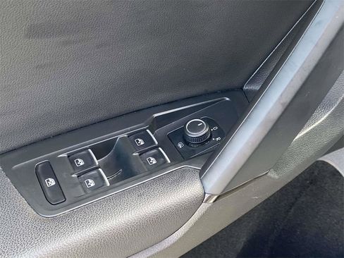 Used 2019 Volkswagen Tiguan SE image 15