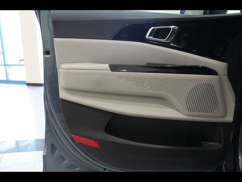 Used 2022 Kia Carnival EX FWD image 15