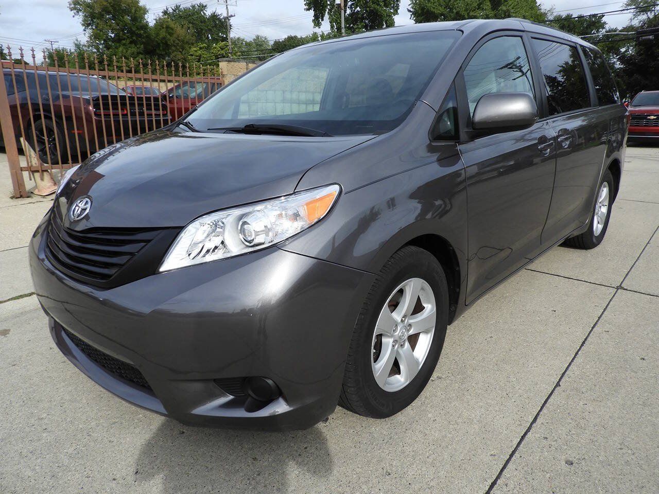 Used 2017 Toyota Sienna LE FWD image 4