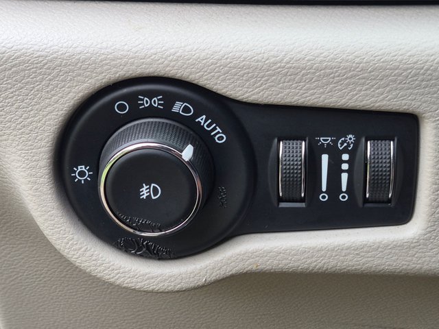 Used 2021 Chrysler Pacifica Touring-L FWD image 9