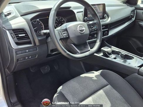 Used 2025 Nissan Rogue SV FWD image 11