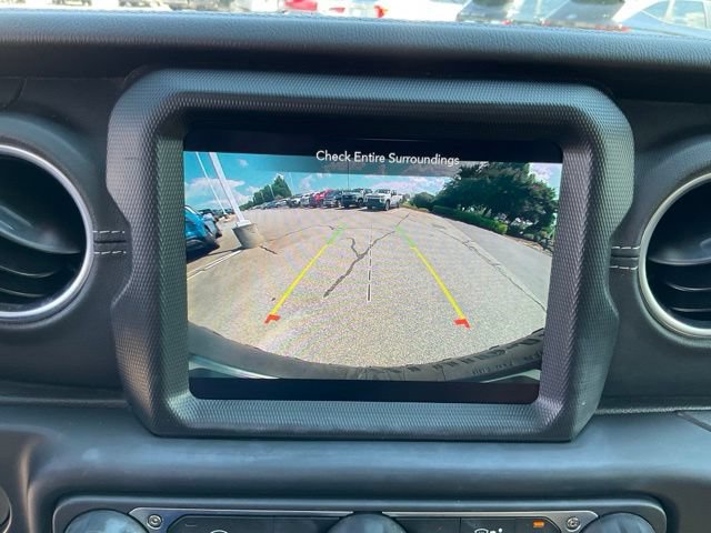 Used 2022 Jeep Wrangler Unlimited Sahara AWD/4WD image 12