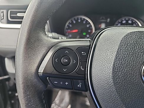 Used 2021 Toyota RAV4 XLE Premium image 19