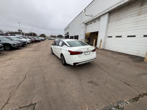 Used 2025 Nissan Altima 2.5 SV image 16