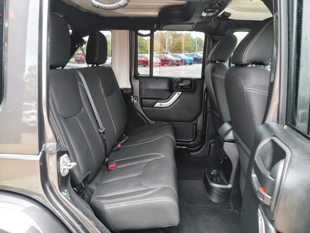 Used 2018 Jeep Wrangler Unlimited Sahara w/ Connectivity Group AWD/4WD image 18