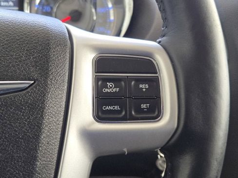 Used 2015 Chrysler Town & Country Touring w/ Driver Convenience Group image 25