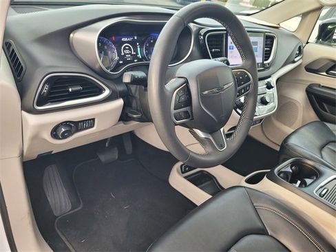 Used 2024 Chrysler Pacifica Touring-L image 12