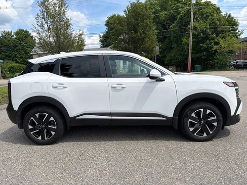 Used 2025 Nissan Kicks SV AWD/4WD image 8
