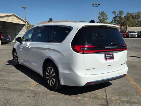 Used 2024 Chrysler Pacifica Select image 8