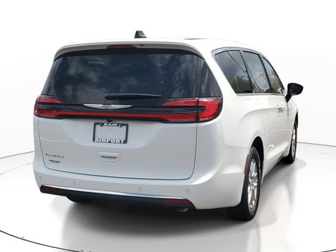 New 2026 Chrysler Pacifica Select image 4