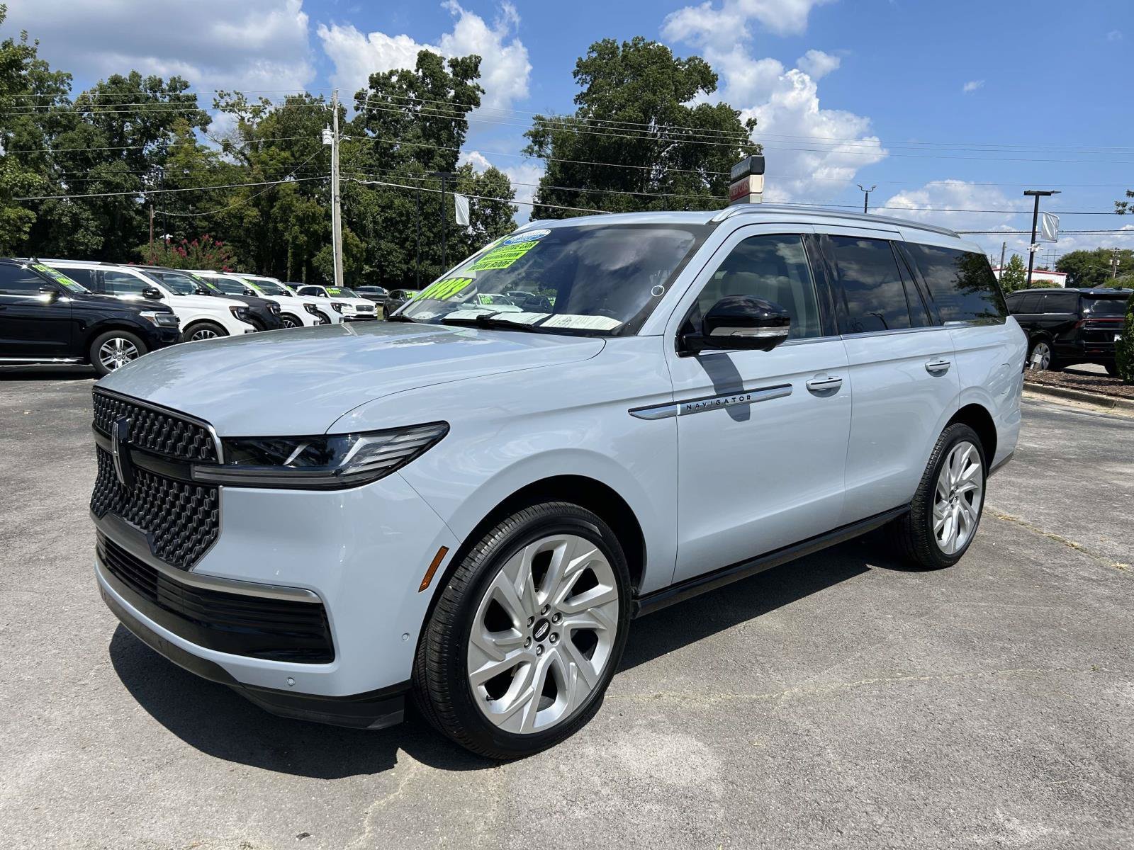 Certified 2025 Lincoln Navigator Reserve AWD/4WD image 9