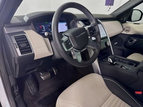 Used 2024 Land Rover Discovery Dynamic SE image 9