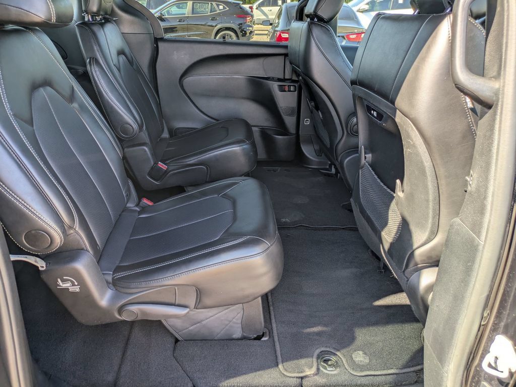 Used 2025 Chrysler Pacifica Select FWD image 25