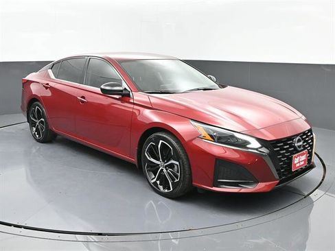 Used 2025 Nissan Altima 2.5 SR image 2