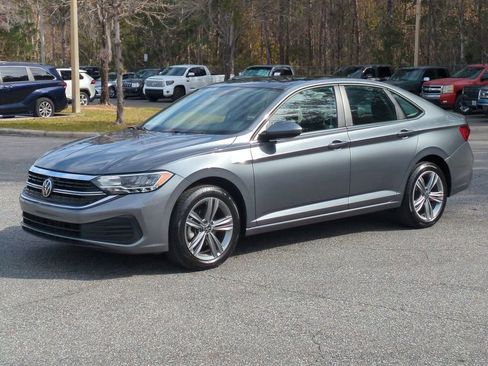 Used 2024 Volkswagen Jetta SE image 1