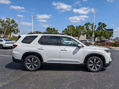 New 2025 Honda Pilot Touring image 3