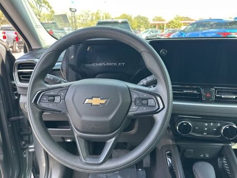 Used 2025 Chevrolet TrailBlazer LT image 2