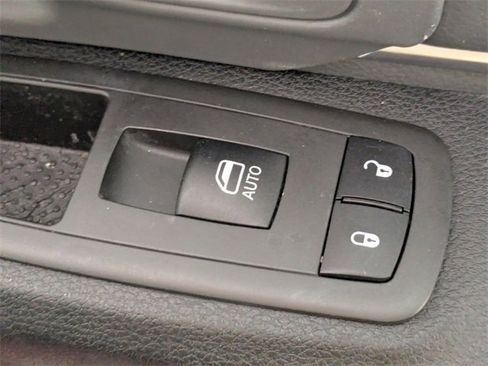 Used 2021 RAM 1500 Classic SLT image 30