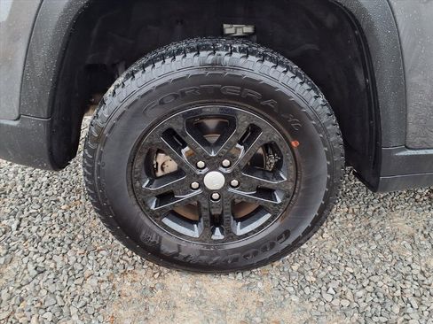 Used 2024 Jeep Grand Cherokee Laredo image 32