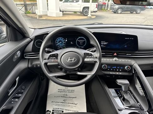 Used 2024 Hyundai Elantra Blue FWD image 27