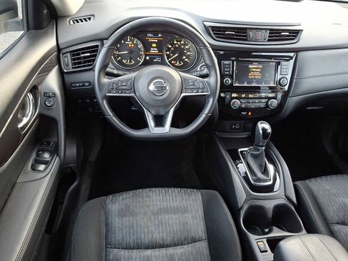 Used 2020 Nissan Rogue SV image 11