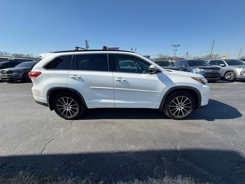 Used 2017 Toyota Highlander SE image 2