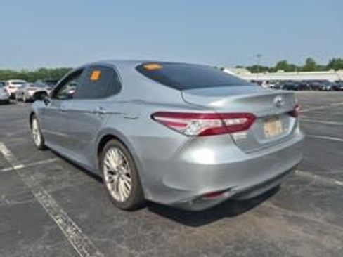 Used 2018 Toyota Camry XLE FWD image 2