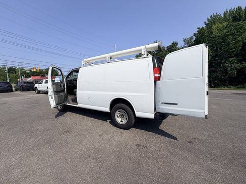 Used 2019 Chevrolet Express 3500 w/ Driver Convenience Package RWD image 36
