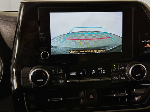Used 2023 Toyota Highlander L FWD image 25