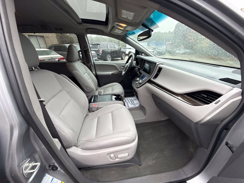 Used 2017 Toyota Sienna AWD image 17