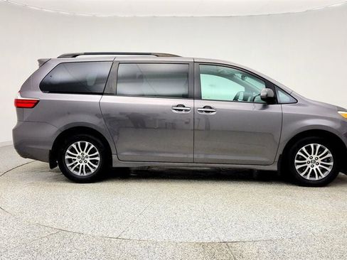 Used 2020 Toyota Sienna XLE w/ Carpet Mat Package image 4
