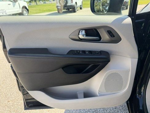 Used 2023 Chrysler Pacifica Touring-L FWD image 11