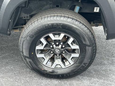 Used 2021 Toyota Tacoma TRD Off-Road w/ Technology Package AWD/4WD image 13