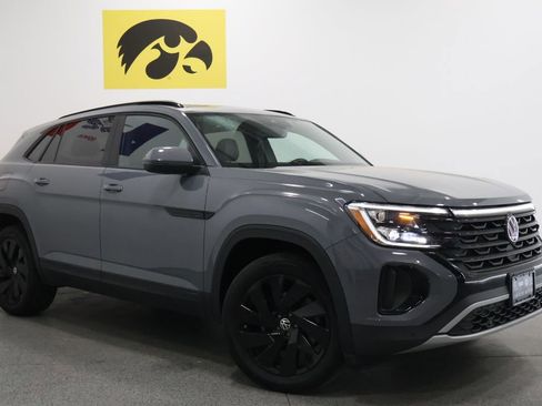 Used 2024 Volkswagen Atlas Cross Sport SE w/ Panoramic Sunroof Package image 2