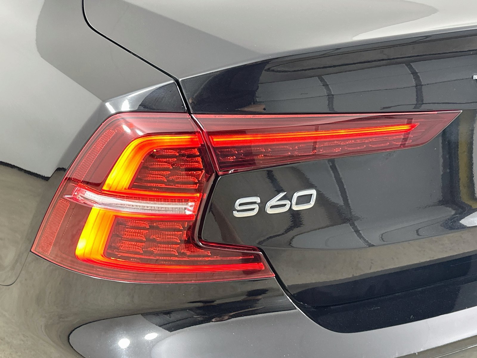 Used 2019 Volvo S60 T6 Momentum w/ Multimedia Package AWD/4WD image 12