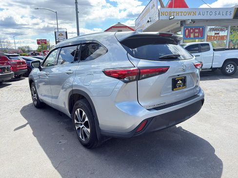 Used 2021 Toyota Highlander XLE AWD/4WD image 5