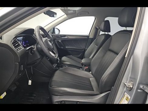 Used 2023 Volkswagen Tiguan SE FWD image 3