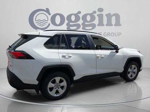 Used 2021 Toyota RAV4 XLE w/ Convenience Package FWD image 5