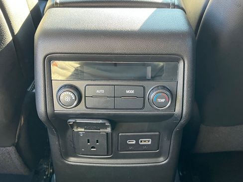 Used 2023 GMC Acadia SLT image 36