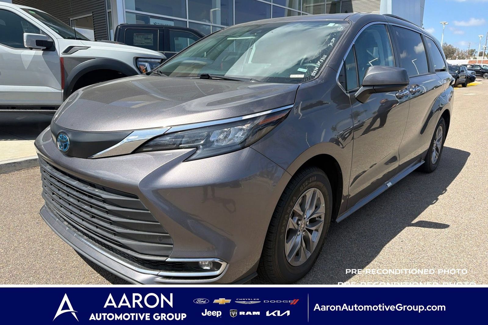 Used 2024 Toyota Sienna XLE FWD image 1