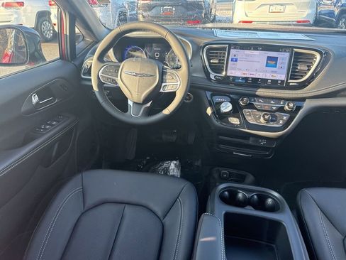 New 2026 Chrysler Pacifica Select image 11