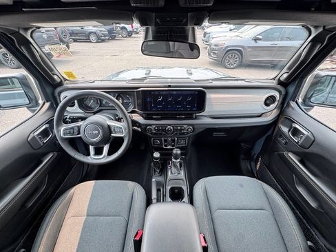 Used 2025 Jeep Wrangler Unlimited Sahara AWD/4WD image 23