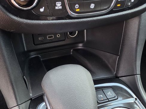 Used 2023 Chevrolet Equinox Premier AWD/4WD image 16