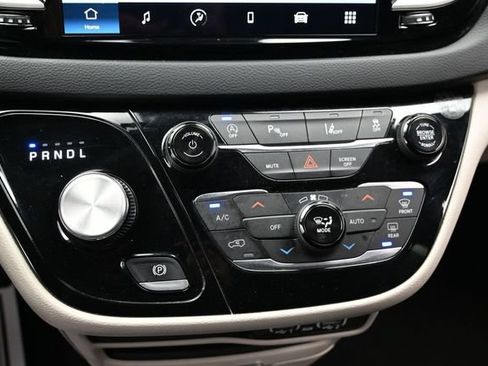 Certified 2023 Chrysler Pacifica Touring-L FWD image 44